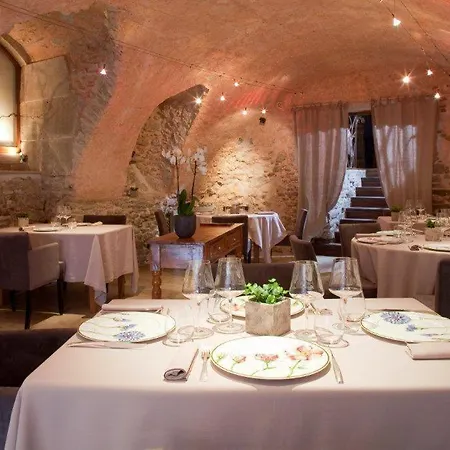 Les Remparts Отель Мирпуа